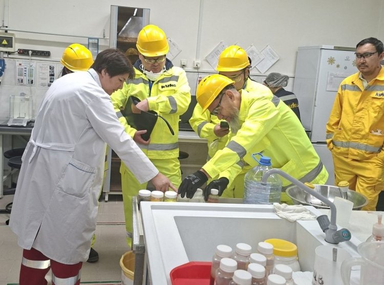 Казахстаны Катко уурхайтай танилцжээ