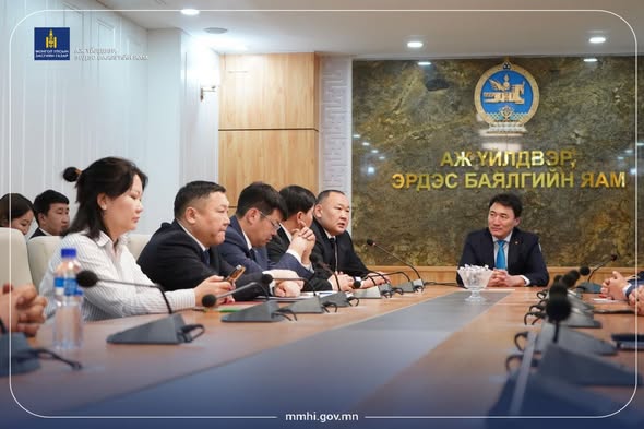 Аж үйлдвэр, эрдэс баялгийн дэд сайд ажлаа хүлээн авчээ