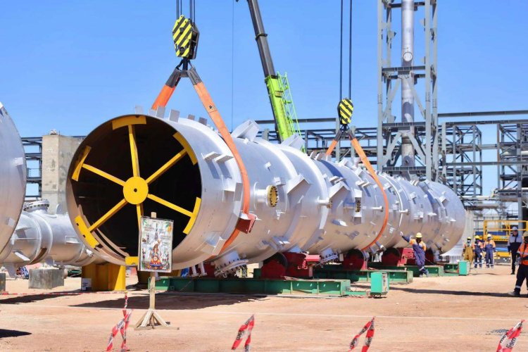 Газрын тос боловсруулах үйлдвэрийн нэрэх цамхгийг угсарч байна
